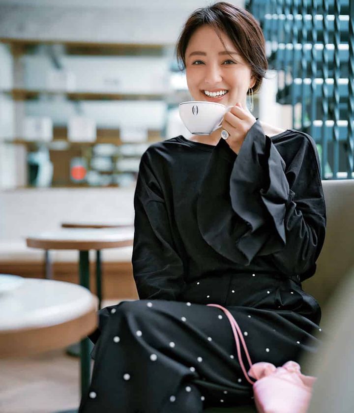 中越典子 黒袖フリルトップス パール付き黒パンツ コーデ