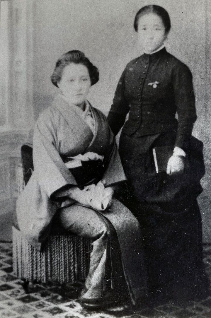 新潟・高田の知命堂病院看護婦長に就任した大関和（右）、院長夫人の瀬尾ソノと