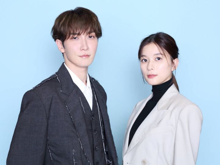 （左から）渡辺翔太、芳根京子 クランクイン！ 写真：高野広美 width=
