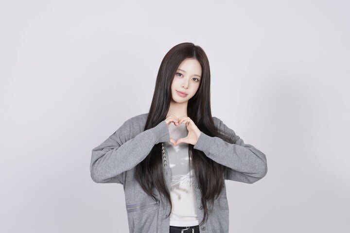 【写真・画像】華やかなビジュアルが話題の実力派ガールズグループizna、最近メンバーの中で流行っていることは？初のバラエティで新たな一面披露 2枚目
