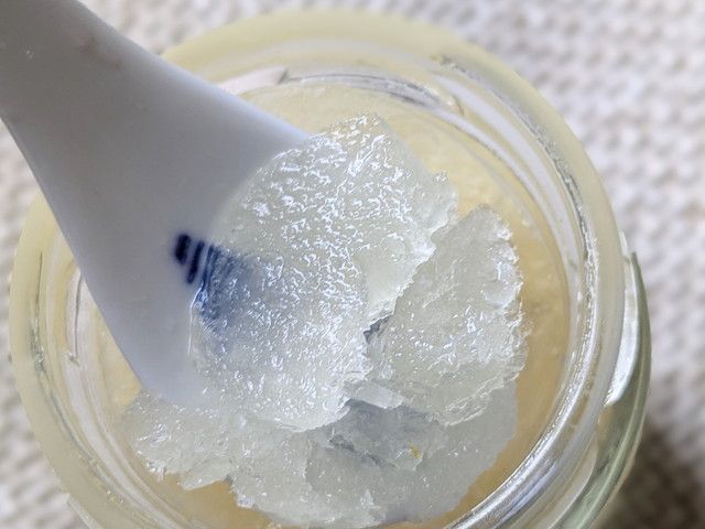 黄金ライムソルベをスプーンですくった様子