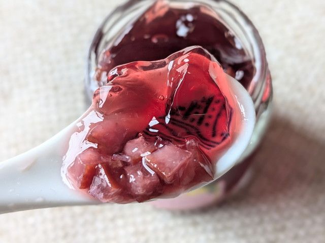 宝石レモンのサングリアジュレをスプーンですくった様子