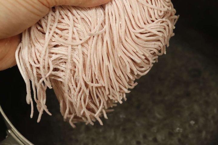 ダイソーの讃岐の梅そうめんを茹でる