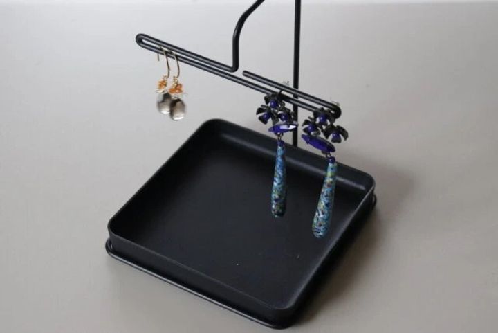 ダイソー ピアス収納スタンド（トレー付、ブラック） 使用例