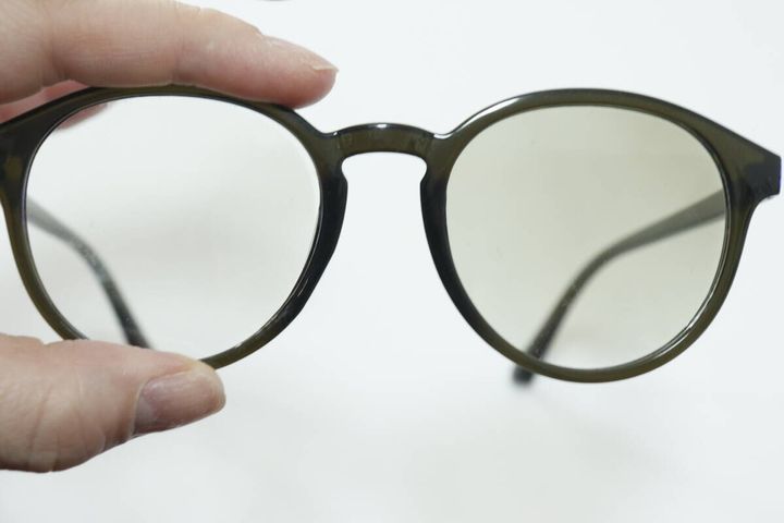 ボストン調光サングラス（クリア） UVライト照射後比較