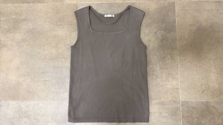 GU リブニットスクエアネックタンクトップ 34 BROWNの商品写真（置き撮り）