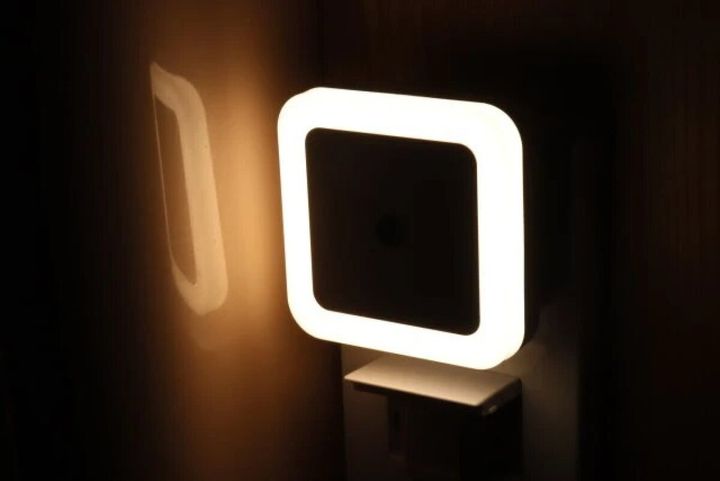 ダイソー LED明暗センサー付きナイトライト（電球色） 光量