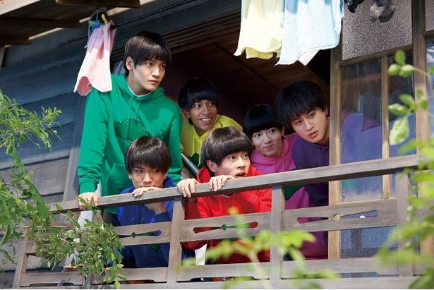 映画『おそ松さん 人類クズ化計画!!!!!?』の脚本は、演出家としても活躍する宅間孝行が手掛けた [c]映画「おそ松さん」製作委員会2026