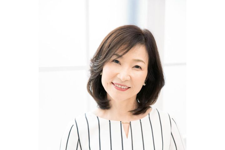 小顔効果が期待できる！【ひし形シルエット】の大人ミディアムヘアスタイル2選