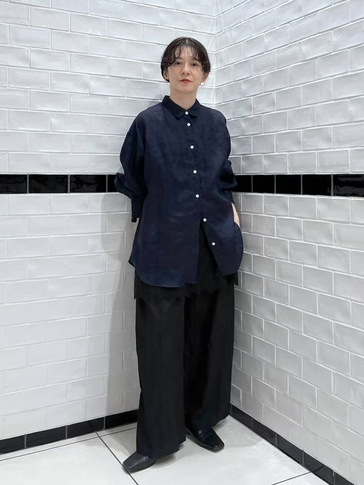 リネン100％のネイビーシャツで引き締めて