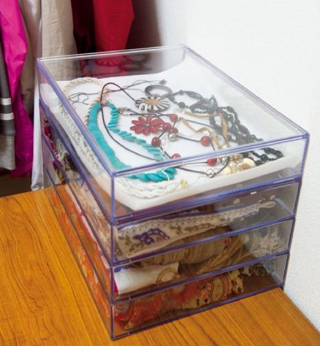 アクセサリーやスカーフは見せて飾る
