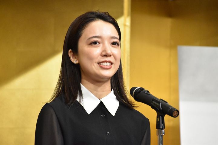 「第五十一回 菊田一夫演劇賞」授賞式に登壇した上白石萌音 クランクイン！ width=