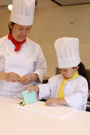 【東京都港区】新橋のレストラン「Cassolo」で小学生向け料理本の出版記念食育イベントを開催