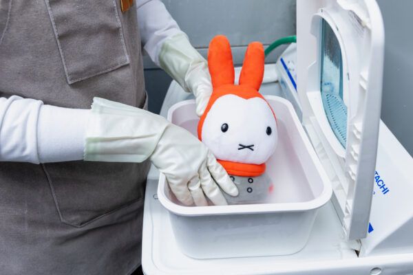 宅配クリーニング・モリクリ、職人が生乾き臭からぬいぐるみを守るサービスを本格始動