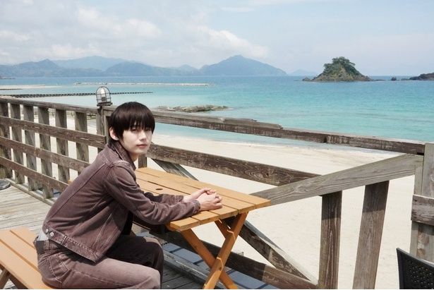 【写真を見る】圧倒的透明度と青さ…美しすぎる海を臨めるレストランに、のせりんも大感動