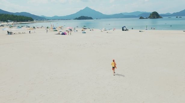 白くきらめく砂浜など、ダイナミックな自然と捉えている [c]映画「太陽の守護神」製作委員会