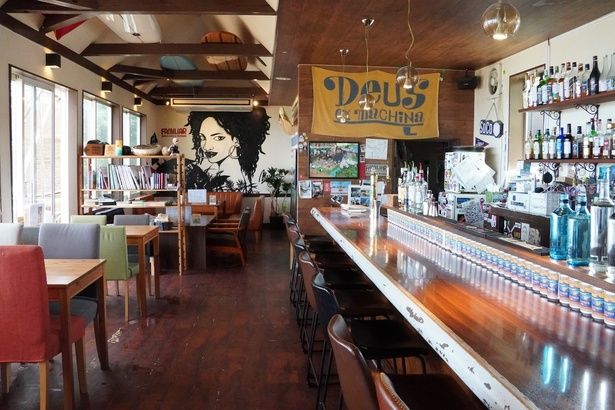 ハンバーガーやパスタ、ジャークチキン…どれもおいしい！「FAMILIAR -BEACHSIDE VILLAGE-」の店内