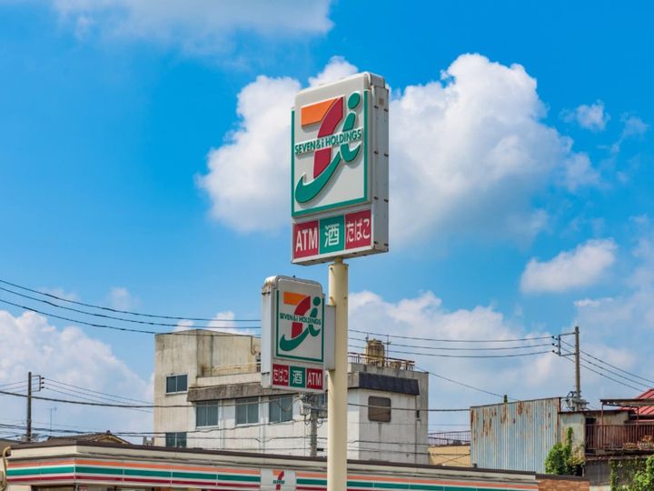 セブン-イレブン公式Xは6月10日に投稿を更新。同日限定でセブンカフェスムージー全品半額キャンペーンを実施しているものの、売り切れや長蛇の列が続出し、批判の声が相次ぎました。（サムネイル画像出典：PIXTAより）