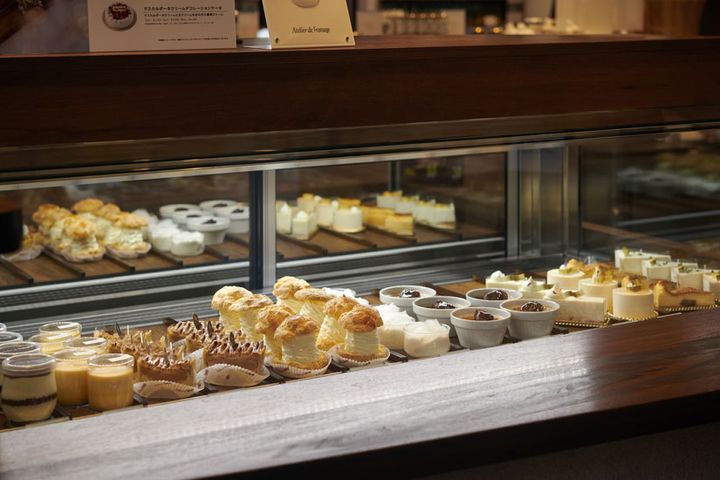 ベイクドチーズケーキをはじめ、定番と季節商品が揃うケーキは常時15種類ほど