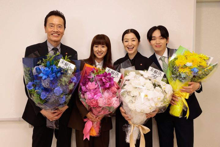 ドラマ『未解決の女 警視庁文書捜査官 Season3』クランクアップを迎えた（左から）遠藤憲一、黒島結菜、鈴木京香、宮世琉弥 （C）テレビ朝日 width=