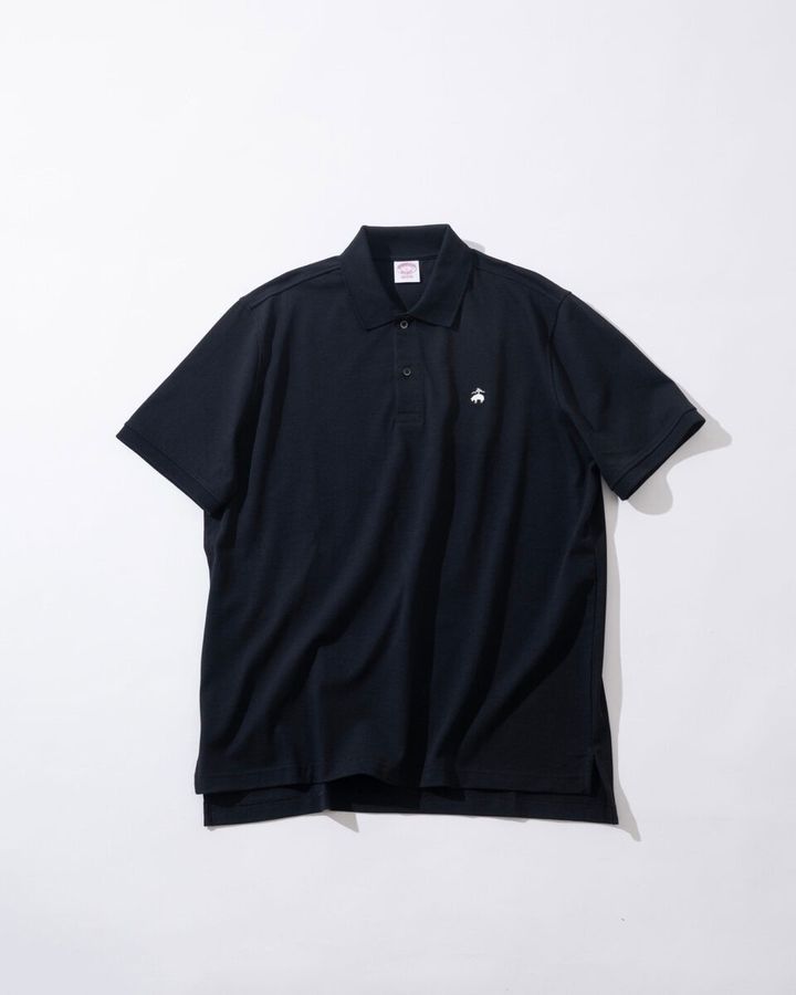 カラーはWHITE、BLACK、NAVYの3色。胸元にあしらわれた「Golden Fleece」刺しゅうは、WHITE×BLACK、NAVY×RED、BLACK×LT SILVERの配色に。ホワイトとネイビーは刺しゅうカラーを変更し、昨年とは異なる表情を楽しめる。