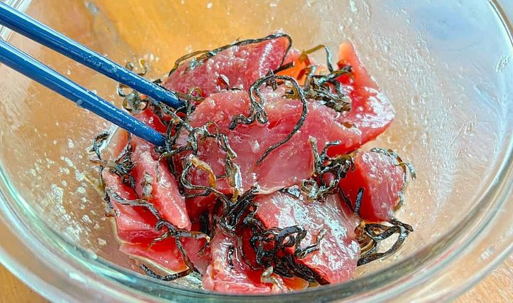 刺身のごま塩昆布あえ