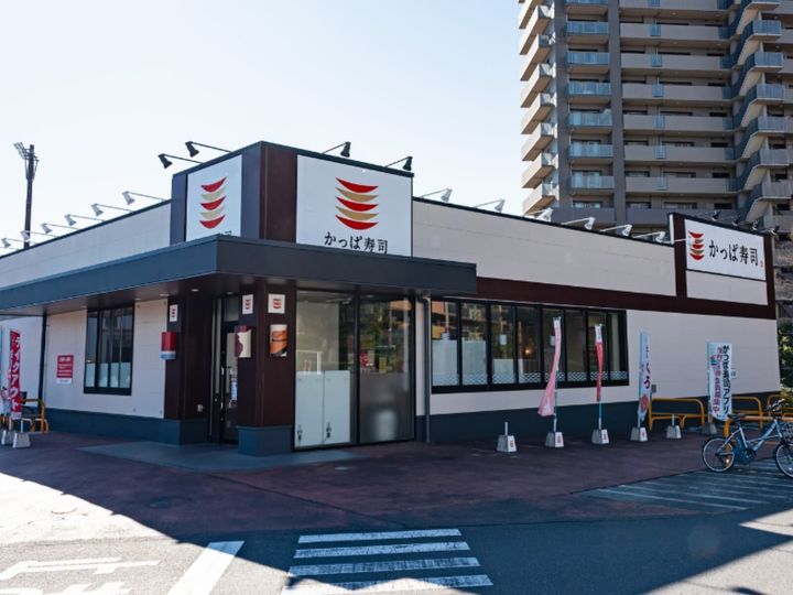 かっぱ寿司公式Xは6月9日に投稿を更新。食べ放題・平日学割などの各種割引を延長決定し、キャンペーンを実施しています。（サムネイル画像出典：PIXTAより）