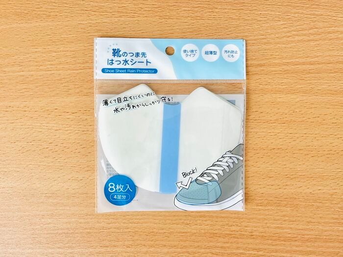 【セリア】雨の日の靴問題が解決！？貼るだけで水を弾く“謎シール”を試した結果…