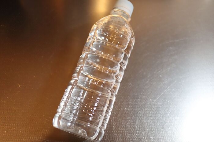 凍らせたペットボトルで「除湿」できる！？電気代ゼロの裏ワザ【やってみた】