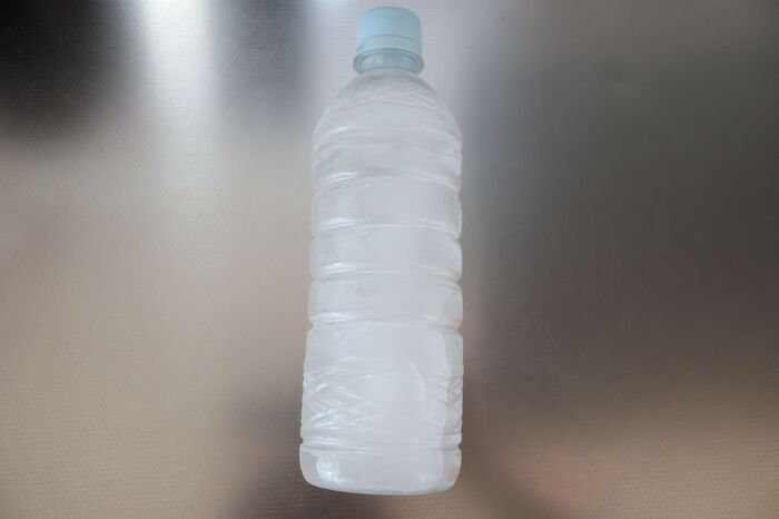 凍らせたペットボトルで「除湿」できる！？電気代ゼロの裏ワザ【やってみた】