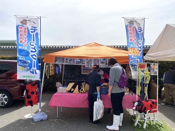 【宮城県美里町】牛用グッズUSIMO、シマウマ柄虫よけコートと暑熱対策商品をみやぎ総合家畜市場に出店