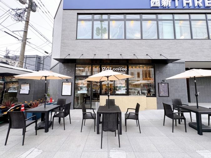 Chill Series & grit coffee 店頭のイートインスペース