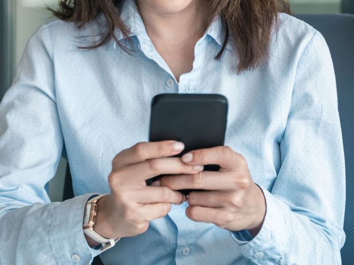 【管理栄養士が回答】「ながら食べくらい大丈夫」と思っている方は要注意です。実は海外の学術論文でも、ながら食べが体重増加につながることが報告されています。その意外なメカニズムとは？（※画像：Shutterstock.com）