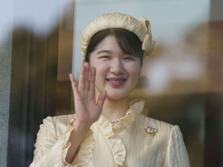 コロナ禍で4年生まで大学に通えなかった愛子さま。そんな「難き時代」を乗り越え、卒業論文に選んだのは皇室の伝統である和歌でした。上皇后美智子さまの後継者とも称される、愛子さまの類まれなる感性に迫ります。（画像：REX/アフロ）