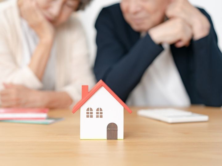 住宅の家賃が高騰し、子どもたちが実家で暮らし続けたいと思うのは当然かもしれない。だが、子の自立を想定して老後の夢を描いていた親世代にとっては頭の痛い問題だ。30代の子ども3人が今も自宅で暮らすという63歳女性に話を聞いた。※画像：PIXTA