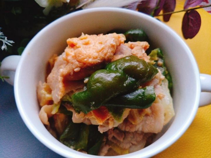 キャベツはレンジで加熱してから炒める。春キャベツと卵入り回鍋肉