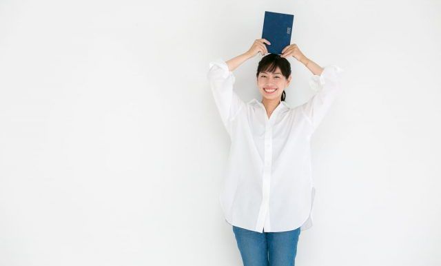 手帳を持つ吉武さん