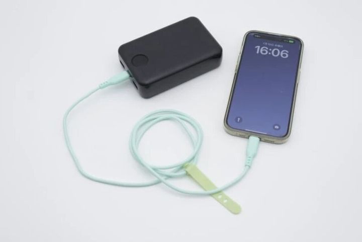 ダイソー 充電・通信C-Cケーブル（留めバンド付、グリーン） 使用例