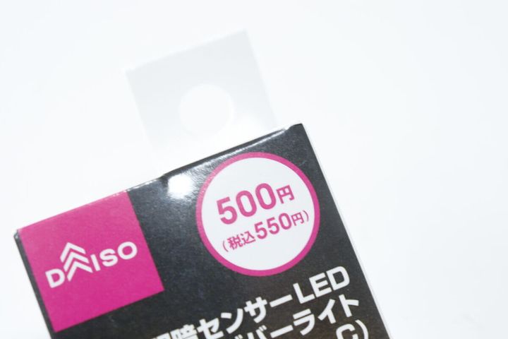 DAISOのロゴと「500円（税込550円）」の価格表示が入ったパッケージ上部のアップ