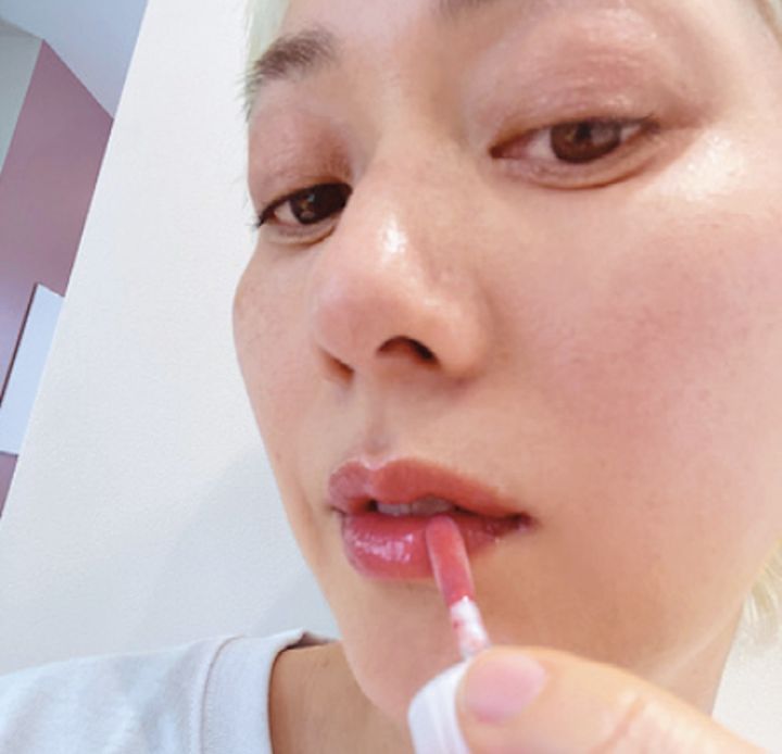 夏のムードに合わせて透明感が際立つコスメにアップデートを。ヘア＆メイクアップアーティストの伏屋陽子さんが今注目の新製品をお試し