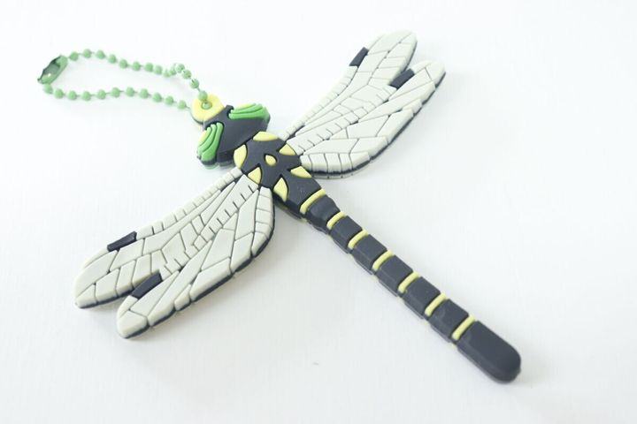 セリアのキーホルダー PVC オニヤンマのリアルなデザイン