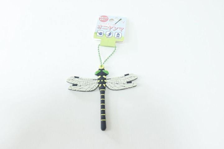 セリアのキーホルダー PVC オニヤンマのパッケージ