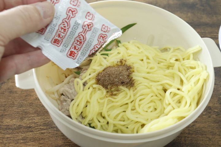 電子レンジでお手軽焼きそば＆ラーメン ソース投入