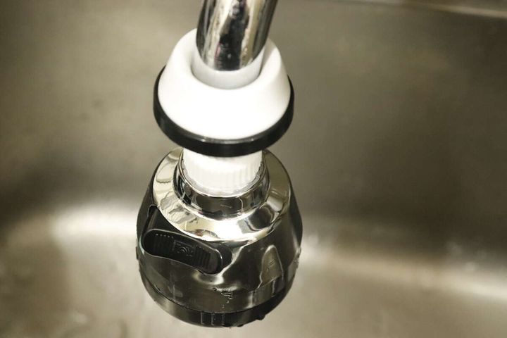 ダイソーの浄水蛇口用首ふりキットを別売りの浄水蛇口に取り付けた状態