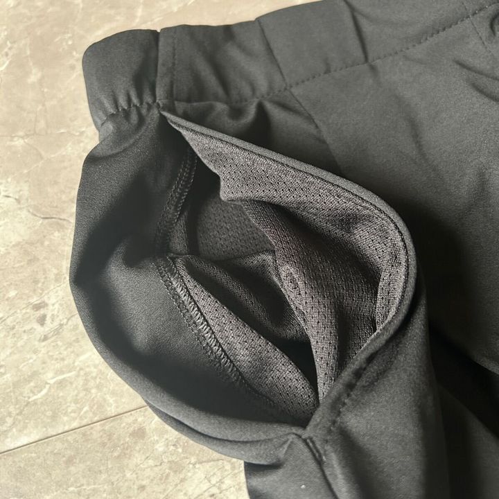 GU ドライストレッチアンクルパンツ サイドポケットと裏地のディテール