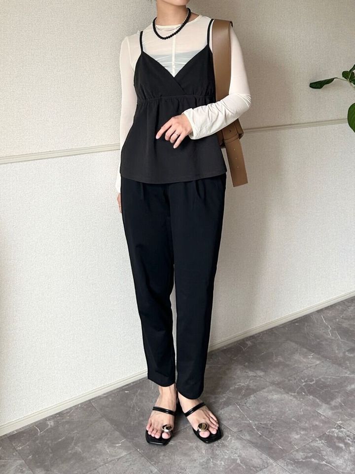 GU ドライストレッチアンクルパンツ 黒キャミレイヤードの縦ラインコーデ