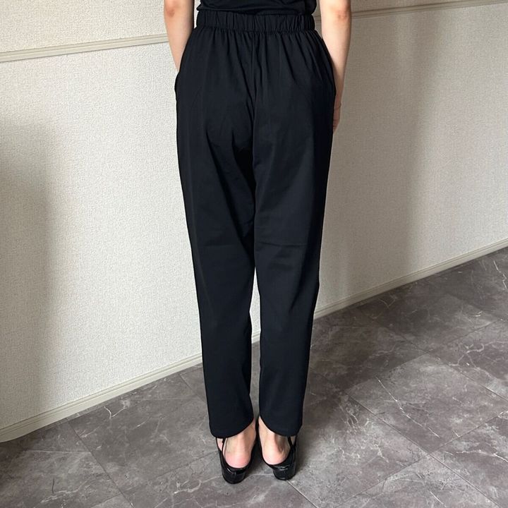 GU ドライストレッチアンクルパンツ 後ろ姿のテーパードシルエット
