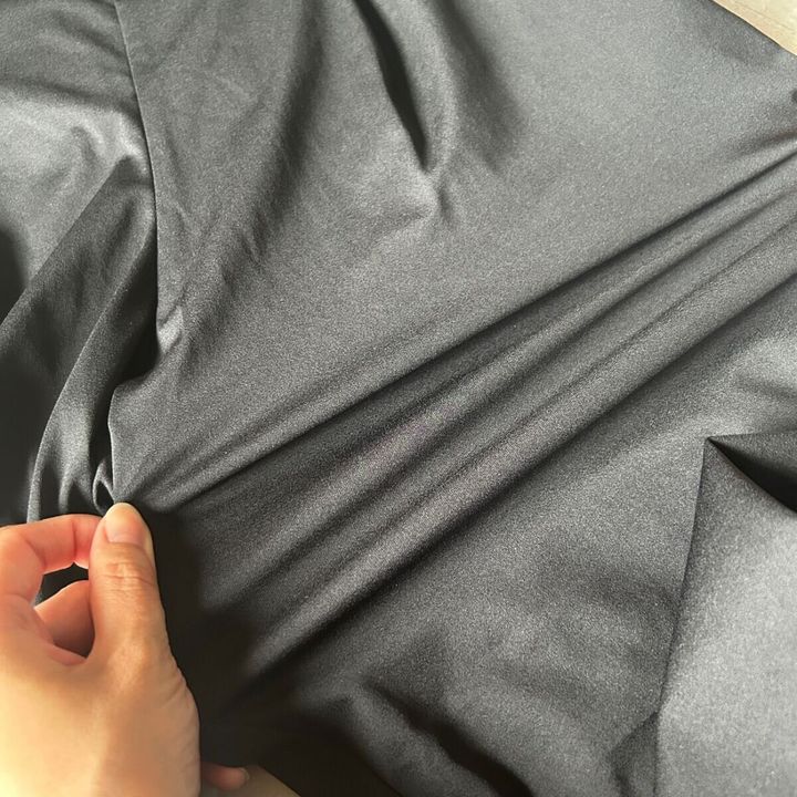 GU ドライストレッチアンクルパンツ ストレッチ生地の伸縮性を見せるアップ