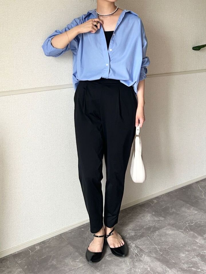 GU ドライストレッチアンクルパンツ ブルーシャツ前だけインのきれいめコーデ