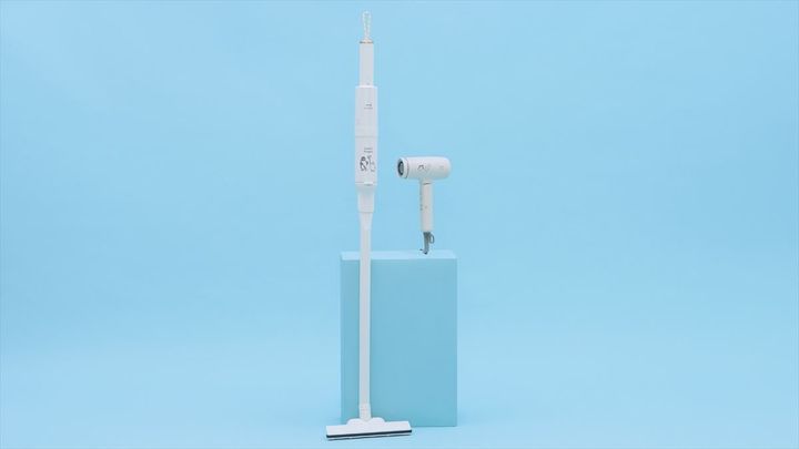 第1弾「コンパクトヘアドライヤー」（右）と「スリム 2WAY スティッククリーナー」（C）Chiharu Sakazaki／JR東日本／DENTSU